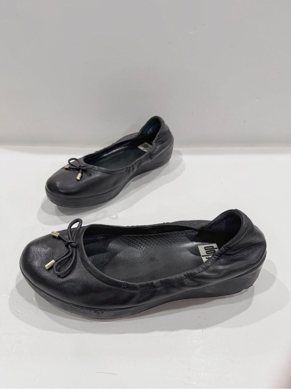 FitFlop Women 8 Black Leather Bow Ballet Flats Low Wedge Preppy Casual